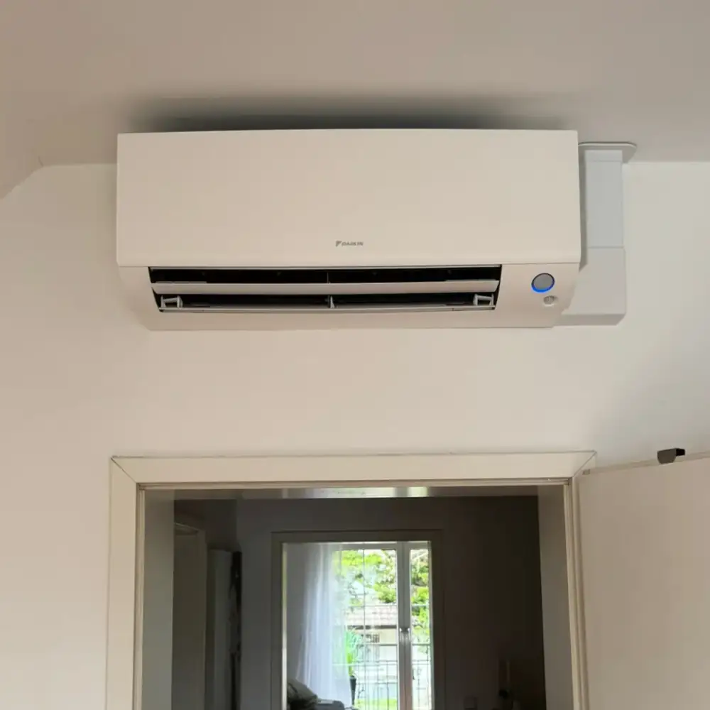 Daikin-Splitgerät über der Tür