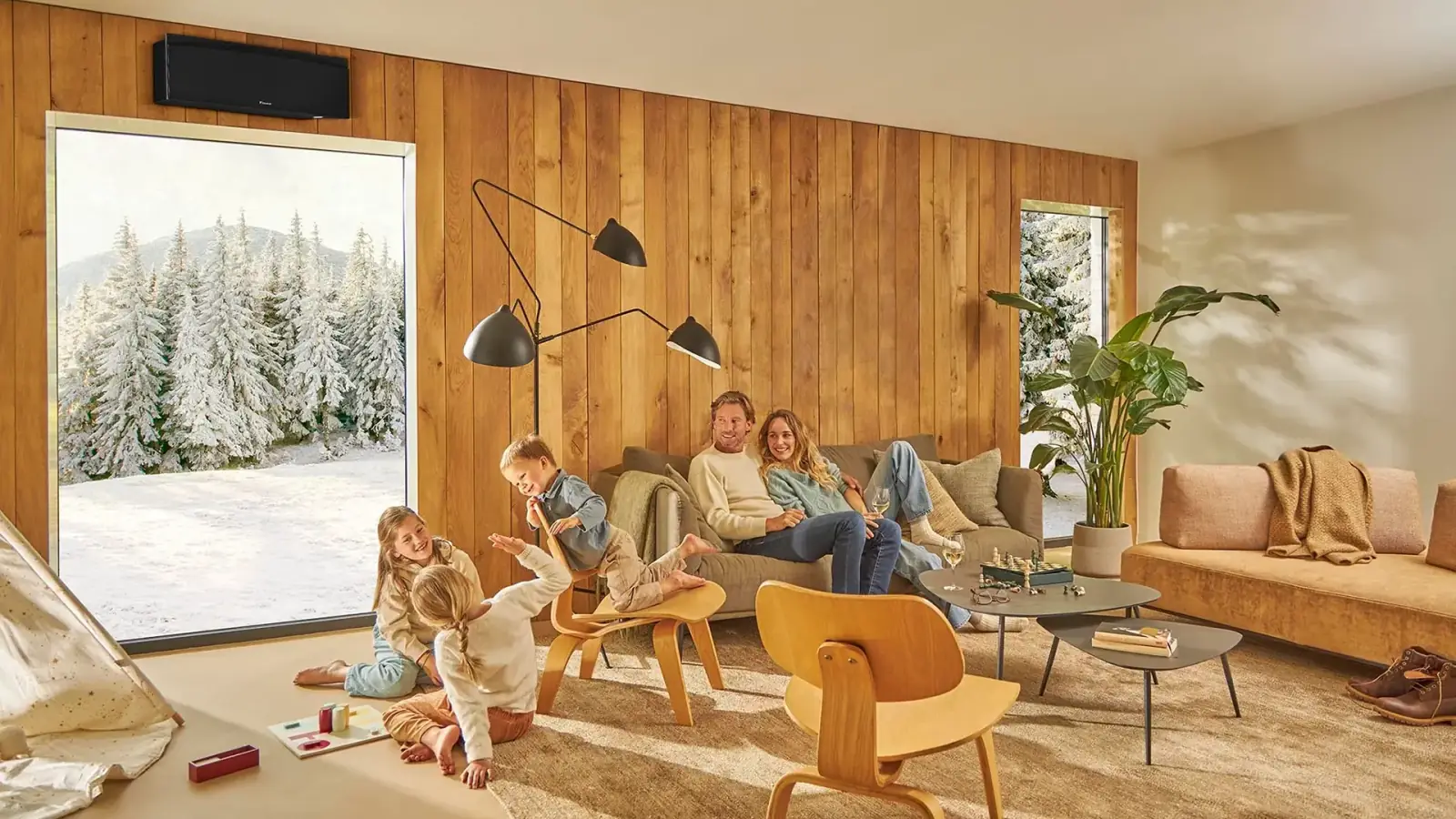 Familie genießt angenehme Wärme im Wohnzimmer mit Klimaanlage