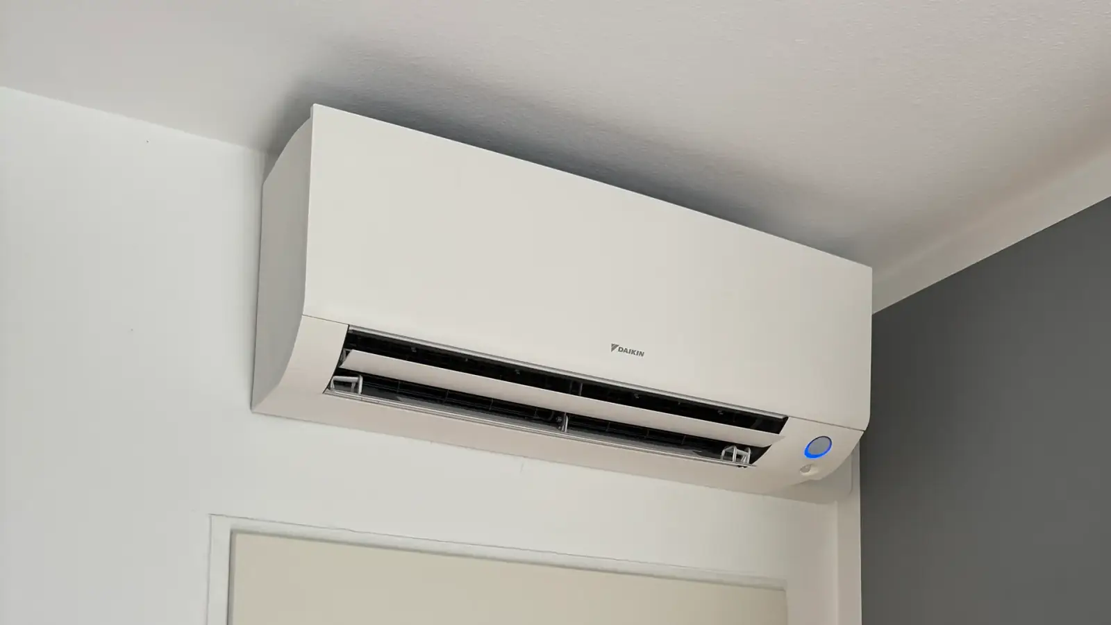 Installiertes Daikin-Split-Klimagerät an der Wand