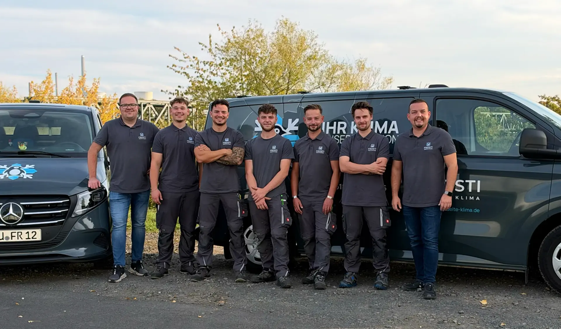 Das FROSTI-Team vor den Firmenfahrzeugen: Daniel, Torben, Maurice, Justin, Johannes, Nick und Lukas