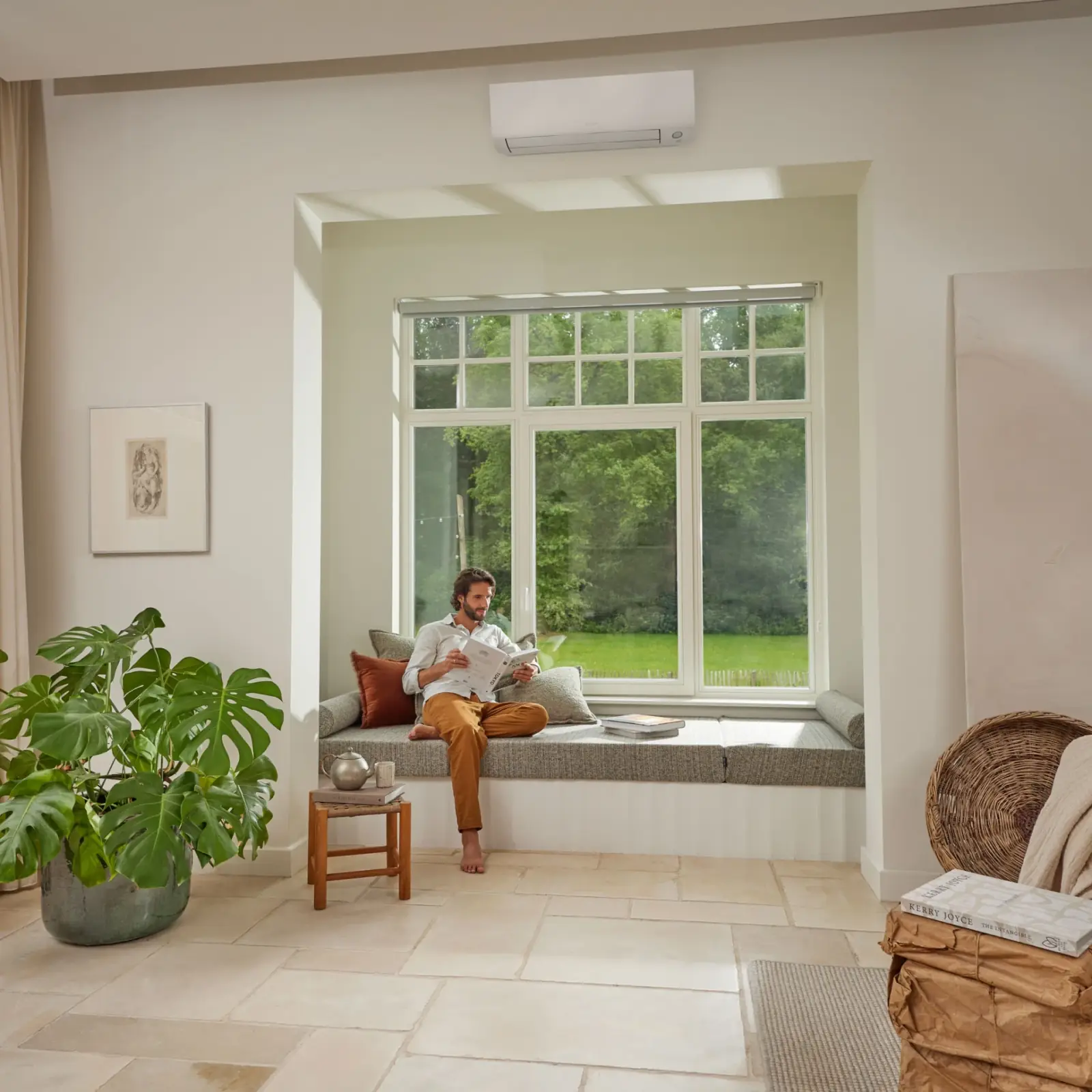 Wohnraum mit dezent montierter Klimaanlage in Maintal